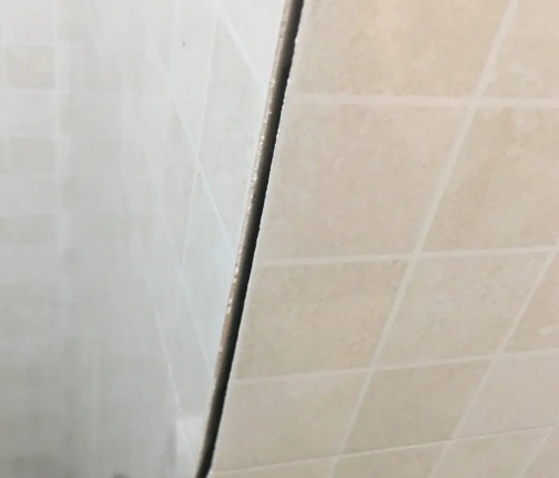 原阳瓷砖空鼓维修公司分享阳台瓷砖脱落的修复过程可以分为以下几个步骤