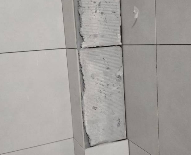 原阳瓷砖空鼓维修公司分享下瓷砖施工前基层浇水润湿程度不足，可能导致以下问题